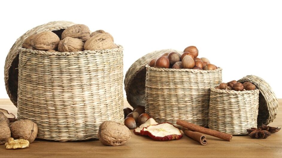 Nuts are healthy products that effectively increase potency in men. 